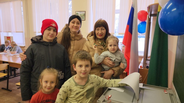 Бабушка, мама и четверо детей пришли на выборы Президента РФ в Котельниках