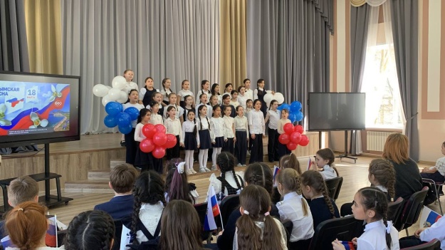  Учащиеся Котельниковской школы показали свои творческие номера и подчеркнули всю значимость 10-летней годовщины присоединения Крыма к России