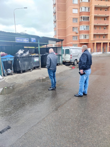 Заместитель главы городского округа Котельники Иван Жарков провел еженедельный обход микрорайона Южный, дом 11.