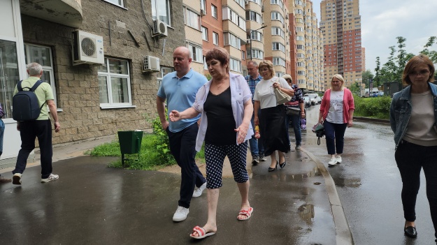 Тротуарный вопрос: жители дома 14 на 2-м Покровском проезде обсудили с главой благоустройство территории
