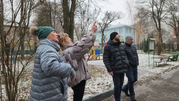 В микрорайоне Ковровый устраняют недостатки выявленные в ходе проведения работ по капитальному ремонту кровли.