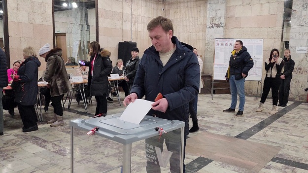Первый замглавы Котельников проголосовал на участке №1140