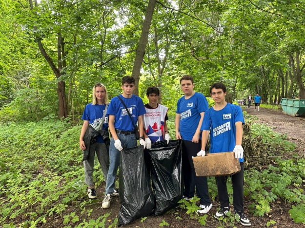 Волонтеры из Котельников приняли участие в экологической акции на территории старинной усадьбы декабристов Фонвизиных.