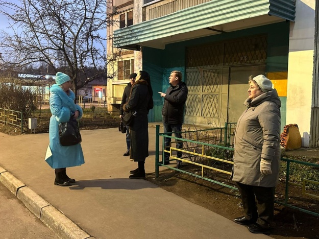 Заместитель главы городского округа Котельники Сергей Полевщиков совместно с жителями провел обход территории в микрорайоне Белая Дача