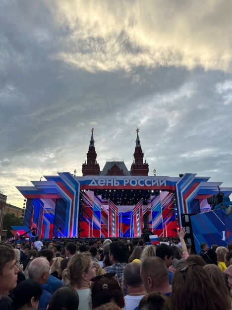 Делегация из Котельников посетила большой праздничный концерт ко дню России, который состоялся 11 июня 2024 на Красной площади.