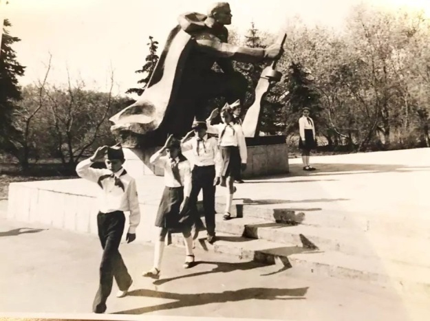 Мемориал "Журавли" был установлен рабочими совхоза "Белая Дача" в конце марта 1975 года.